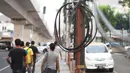 Instalasi kabel menjuntai di Jalan Panglima Polim, Kebayoran Baru, Jakarta, Kamis (31/10/2019). Buruknya pemasangan instalasi kabel di Ibukota menyebabkan banyak kabel yang menjuntai hingga mengganggu ketertiban umum. (Liputan6.com/Immanuel Antonius)