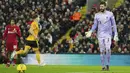 <p>Kiper Liverpool, Alisson bereaksi setelah kebobolan gol pembuka dari pemain Wolverhampton Wanderers Goncalo Guedes selama pertandingan putaran ketiga Piala FA di stadion Anfield, Inggris, Minggu (8/1/2023). Liverpool bermain imbang dengan Wolves dengan skor 2-2. (AP Photo/Jon Super)</p>