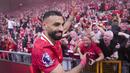 Pemain Liverpool, Mohamed Salah merayakan kemenangan timnya dengan para pendukung dalam laga lanjutan Liga Inggris 2024/2025 melawan Tottenham Hotspur di Anfiled, Liverpool, Inggris, Minggu (27/04/2025) waktu setempat. (AP Photo/Jon Super)