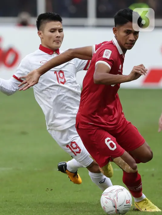 Pemain depan timnas Indonesia, Marselino Ferdinan (kanan) berebut bola dengan Nguyen Quang Hai (Vietnam) pada laga kandang semifinal Piala AFF 2022 melawan Vietnam di Stadion Utama Gelora Bung Karno, Jakarta, Jumat (6/1/2023). Indonesia akan melakoni laga tandang semifinal Piala AFF 2022 melawan Vietnam pada Senin (9/1). (Liputan6.com/Helmi Fithriansyah)