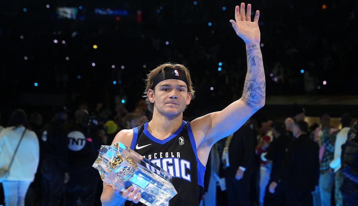 Pemain Osceola Magic, Mac McClung menjadi pemenang kontes Slam Dunk di NBA All Star 2024 di Lucas Oil Stadium, Indianapolis, Amerika Serikat, Minggu (18/02/2024). (AP Photo/Darron Cummings)