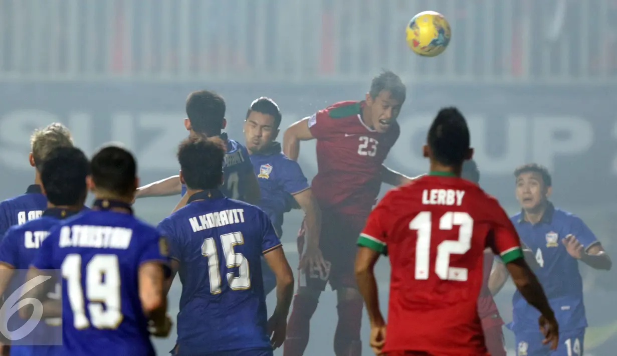 Bek Timnas Indonesia, Hansamu Yama Pranata (ketiga kanan) menyundul bola ke gawang Thailand di final pertama Piala AFF 2016 di Stadion Pakansari, Bogor, Rabu (14/12). Indonesia unggul 2-1 atas Thailand. (Liputan6.com/Helmi Fithriansyah)