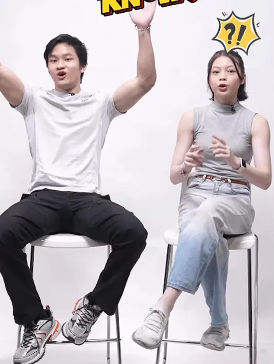 Di sebuah video bersama Azka, Nada tampil chic mengenakan atasan tank top abu-abu, yang dipadunya dengan celana jeans panjang dan belt cokelat kecil. [Foto: Instagram/sabrinachairunnisa_]
