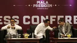 Menpora RI, Imam Nahrawi, saat sesi tanya jawab Piala Presiden Esports 2019 di Gedung Krida Bhakti Setneg, Jakarta, Selasa (26/3). Final turnamen akan diselengarakan pada 30-31 Maret mendatang. (Bola.com/Yoppy Renato)