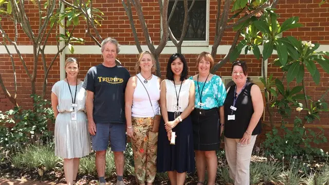 Kagumi Parasya berpose bersama guru bahasa Indonesia di SIDE (School of Isolated and Distance Education), Perth, Australia Barat.