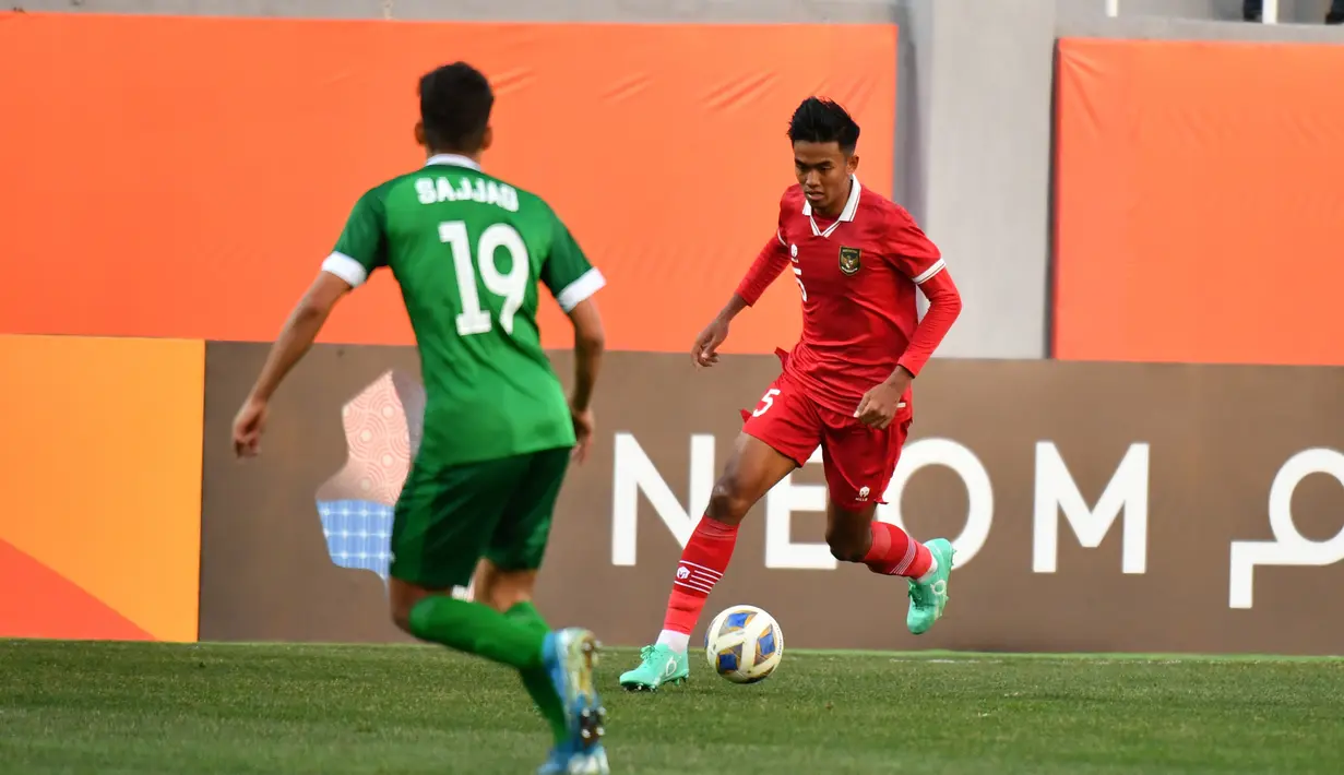<p>Pemain Timnas Indonesia U-20, Kakang Rudianto menguasai bola saat menghadapi Irak U-20 pada laga matchday pertama Grup A Piala Asia U-20 2023 di Lokomotiv Stadium, Tashkent, Uzbekistan, Rabu (1/3/2023). (the-afc.com)</p>