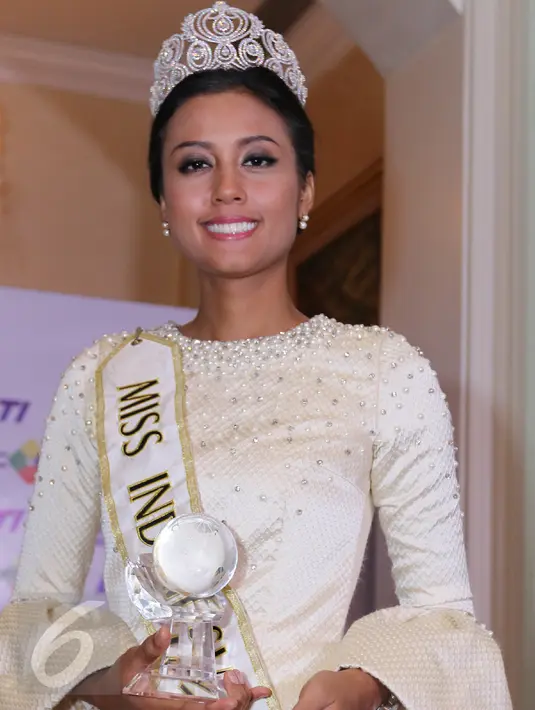Miss Indonesia 2015, Maria Harfanti berpose  bersama trofinya saat konferensi pers di Jakarta, Senin (21/12). Sebagai satu-satunya wakil Asia di tiga besar, praktis Maria juga dinobatkan sebagai Miss World Asia 2015. (Liputan6.com/Herman Zakharia)