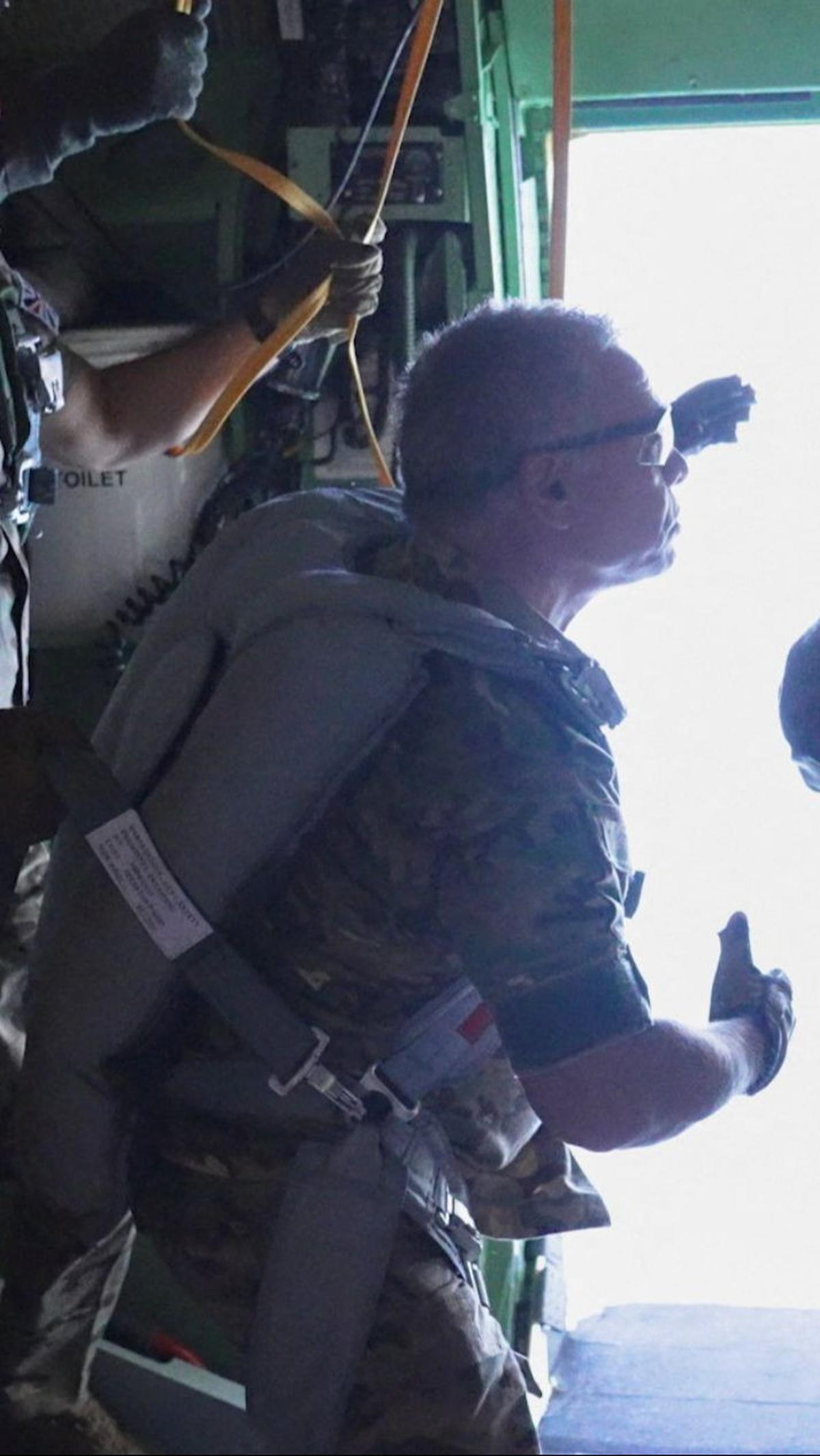Raja Abdullah II ikut secara langsung menerjunkan paket bantuan untuk warga Jalur Gaza dari pesawat Hercules C-130H. JORDAN ARMED FORCES/Handout via REUTERS