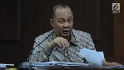 Terdakwa penerbitan SKL terhadap obligor BLBI, Syafruddin Arsyad Temenggung bersiap menjalani sidang lanjutan di Pengadilan Tipikor, Jakarta, Kamis (21/6). Sidang mendengar keterangan saksi. (Liputan6.com/Helmi Fithriansyah)