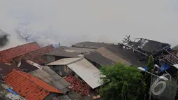 Sebuah rumah pengepul barang bekas terbakar hebat. Apinya merambat ke rumah-rumah di sekitarnya di Jalan Pandan RT 15 RW 09, Jaksel, Kamis (26/6/2014) (Liputan6.com/Faizal Fanani) 