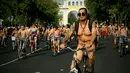 Sejumlah warga mengendarai sepeda sambil telanjang saat mengikuti World Naked Bike Ride di Guadalajara, Jalisco, Meksiko (17/6). Mereka memprotes polusi gas emisi dari mobil dan prilaku agresif supir di wilayah tersebut. (AFP Photo/Hector Guerrero)