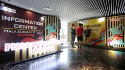 Wartawan melakukan sesi wawancara di Information Center Piala Dunia U-17 2023 Surabaya di Grand Swiss-Belhotel, Surabaya pada Sabtu (11/11/2023). (Bola.com/Bagaskara Lazuardi)