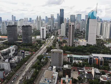 Pemandangan suasana kota Jakarta berlatar gedung-gedung bertingkat, Jumat (10/1/2025). (Liputan6.com/Angga Yuniar)