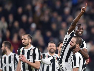 Pemain Juventus, Blaise Matuidi (atas) merayakan golnya ke gawang Atalanta pada lanjutan Serie A di Allianz Stadium, Turin, (14/3/2018). Juventus menang 2-0. (Alessandro Di Marco/ANSA via AP)