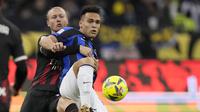 Bek Inter Milan Lautaro Martinez berebut bola dengan bek AC Milan Simon Kjaer dalam pertandingan final Piala Super Italia 2022 di King Fahd International Stadium, Riyadh, Arab Saudi, Kamis (19/1/2023) dini hari WIB. Inter juga sekaligus mempertahankan gelar yang mereka raih tahun lalu. (AP Photo/Hussein Malla)