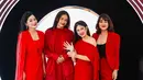 Sissy Priscillia mengenakan celana panjang, dibalut jas merah dengan aksen inner warna hitam. Sama seperti Adinia Wirasti dengan konsep gaun panjang. (Liputan6.com/IG/@titi_kamall)