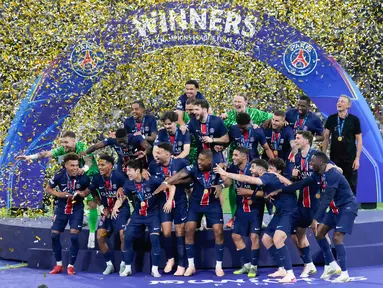Pemain Paris Saint-Germain (PSG) melakukan selebrasi usai menjuarai Liga champions 2024/2025 di Stadion Allianz Arena, Minggu (01/06/2025) dini hari WIB. (AP Photo/Matthias Schrader)