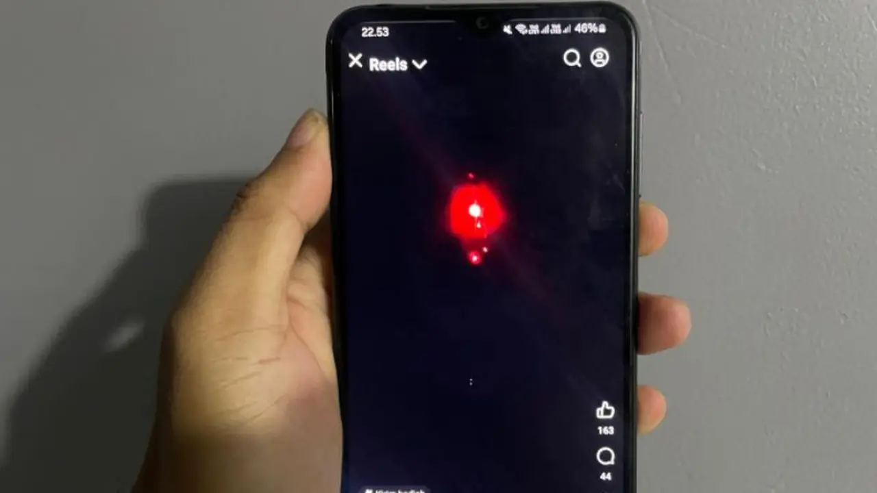 Warga menunjukkan cuplikan video viral terkait fenomena suara dentuman keras disertai kemunculan bola api di langit Cirebon