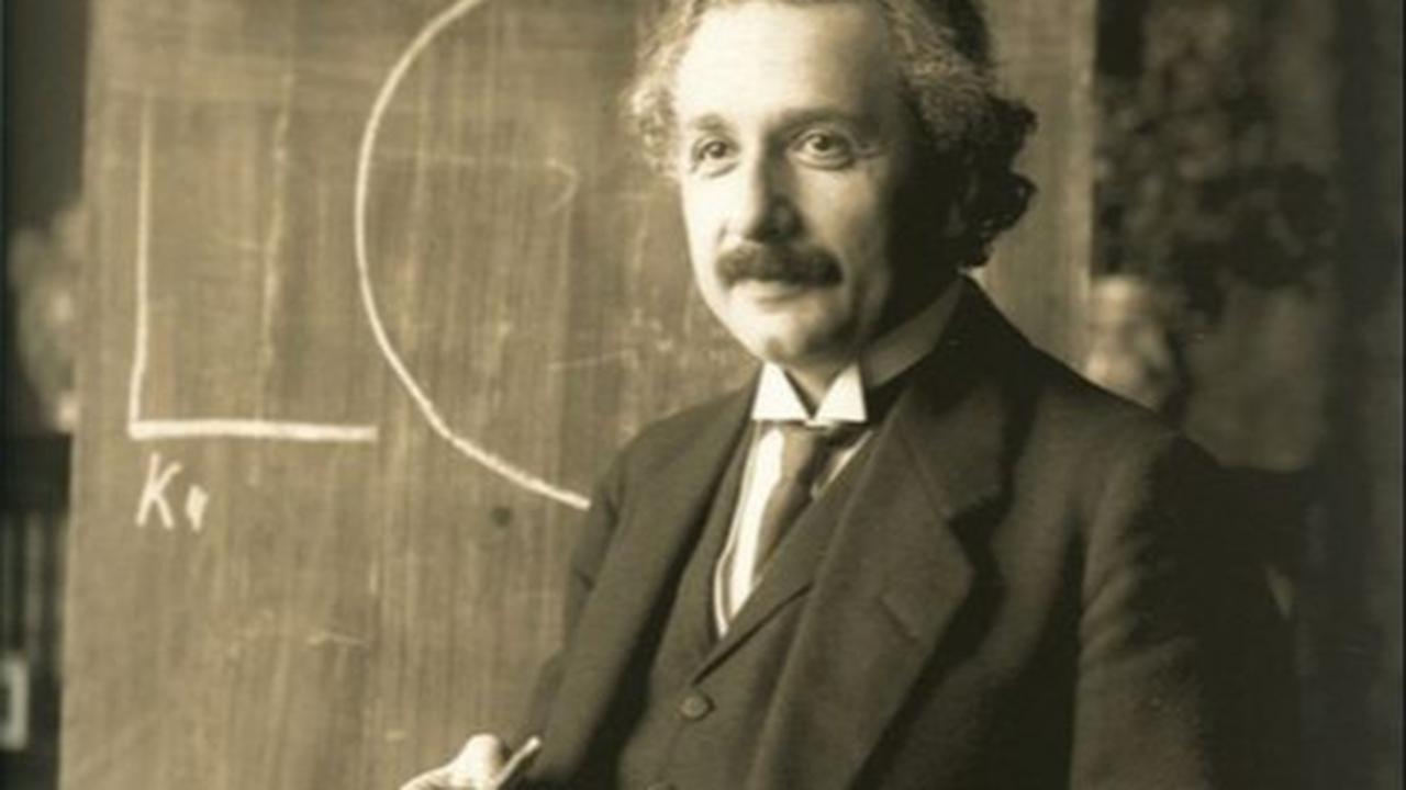 Tahukan Anda foto Einstein yang sedang menjulurkan lidah? Ada cerita menarik yang dikatakan orang terdekatnya dalam sebuah foto itu.&nbsp;
