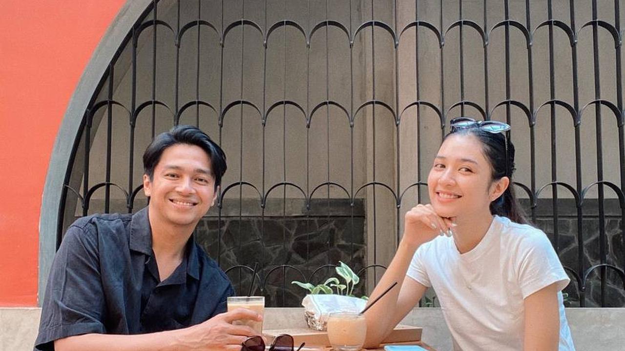Deva dan Mikha kunjungi kafe