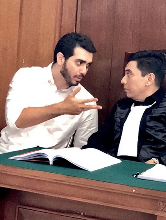 "Ya alhamdulillah, sekali lagi saya bersyukur karena pembelaan yang kita ajukan enam bulan, tapi hakim memutuskan yang terbaik tujuh bulan," ujar Sandy Arifin kuasa hukum Fachri usai sidang. (Instagram/sandyarifinsh)