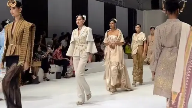 Koleksi Jatuh dan Cinta dari desainer Surya Abduh di JFW 2024 pada Rabu sore (25/10/2023)
