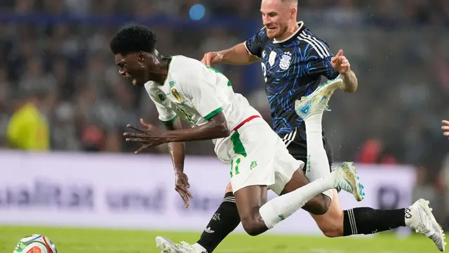 Duel antara Alexis Mac Allister (kanan) dengan Maata Magassa di laga Argentina vs Mauritania di Estadio Alberto Jose Armando, Buenos Aires, Sabtu (28/03/2026) pagi WIB.