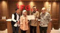 Direktur Utama IFG Life, Harjanto Tanuwidjaja bersama jajaran direksi lainnya di Kantor IFG Life, Selasa (21/2/2023).