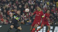 Lautaro Martinez dibayangi Virgil van Dijk dalam duel Liverpool Vs Inter Milan pada babak 16 besar Liga Champions 2021/2022 di Anfield, Rabu (9/3/2022). (AP/Jon Super)