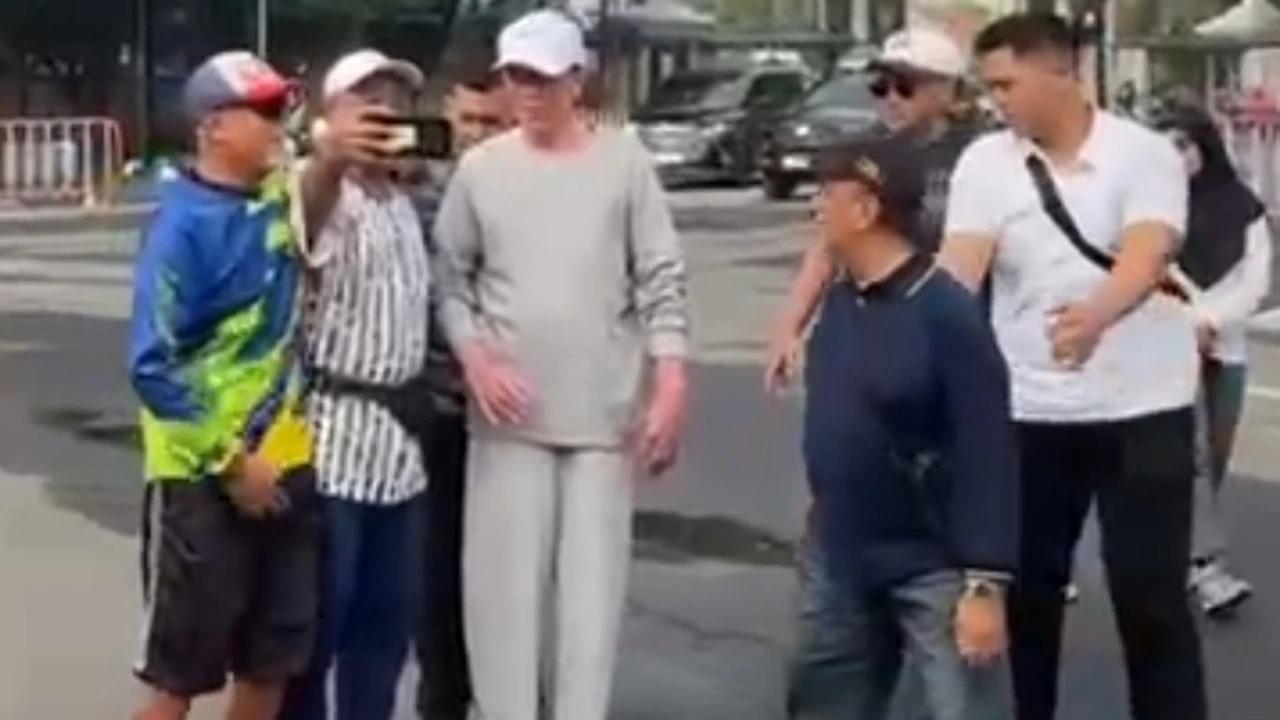 Jokowi Diserbu Warga, Berebut Minta Foto Bareng saat Olahraga di Stadion Manahan