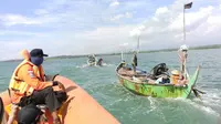Kondisi perahu nelayan ketika ditemukan tim SAR dari Basarnas Jateng, Senin (26/6/2017). (foto: Liputan6.com / Basarnas / Edhie Prayitno Ige)