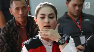 Aktris Jennifer Dunn menjalani sidang lanjutan kasus narkoba di PN Jakarta Selatan, Senin (14/5). Jennifer didakwa tiga pasal sekaligus. (Liputan6.com/Immanuel Antonius)