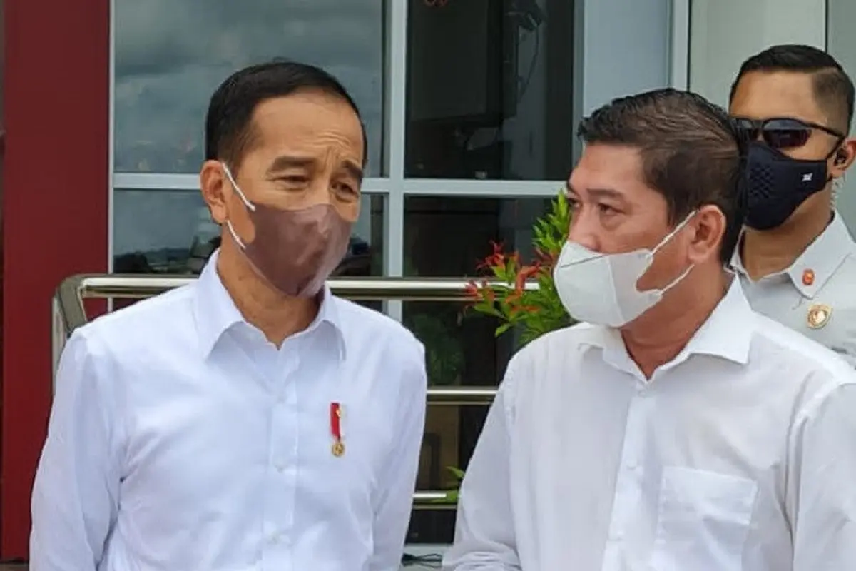 Ketua Relawan Solmet bertemu Jokowi di sela peresmian Bandara Trunojoyo Madura. (Ist).