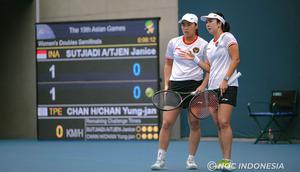 Perjuangan ganda putri Indonesia, Aldila Sutjiadi/Janice Tjen terhenti di semifinal cabor tenis Asian Games 2022 setelah ditaklukkan pasangan Chinese Taipei, Chan Hao Ching/Chan Yung Jan dengan dua set langsung 2-6, 2-6 dalam laga yang digelar di Hangzhou Olympic Centre Tennis, China, Kamis (28/9/2023) siang WIB. Dengan hasil ini, Aldila Sutjiadi/Janice Tjen dipastikan merebut medali perunggu. (NOC Indonesia/Hendri K Rahman)