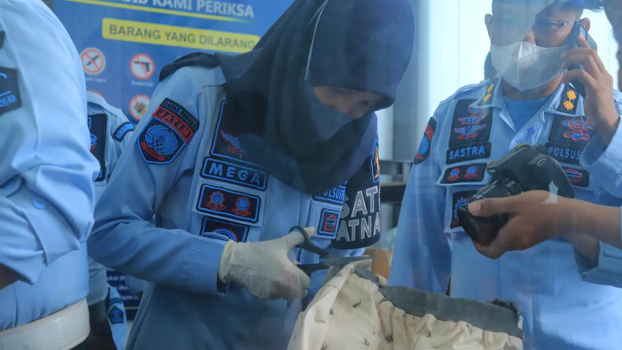 Celana kolor mengandung sabu diamankan petugas Lapas Madiun. (Dian Kurniawan/Liputan6.com)
