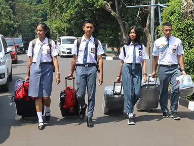 Calon Paskibraka Nasional 2019 saat tiba di Desa Bahagia Cibubur, Jakarta, Kamis (25/7/2019). Calon Paskibraka Nasional 2019 mengikuti pendidikan dan pelatihan pasukan pengibar bendera pusaka dari tanggal 25 juli sampai 23 Agustus 2019. (Liputan6.com/Herman Zakharia)