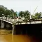 Banjir bandang yang tadi malam melanda Banjarsari, Ciamis mengakibatkan permukiman warga dan sekolah terendam lumpur.