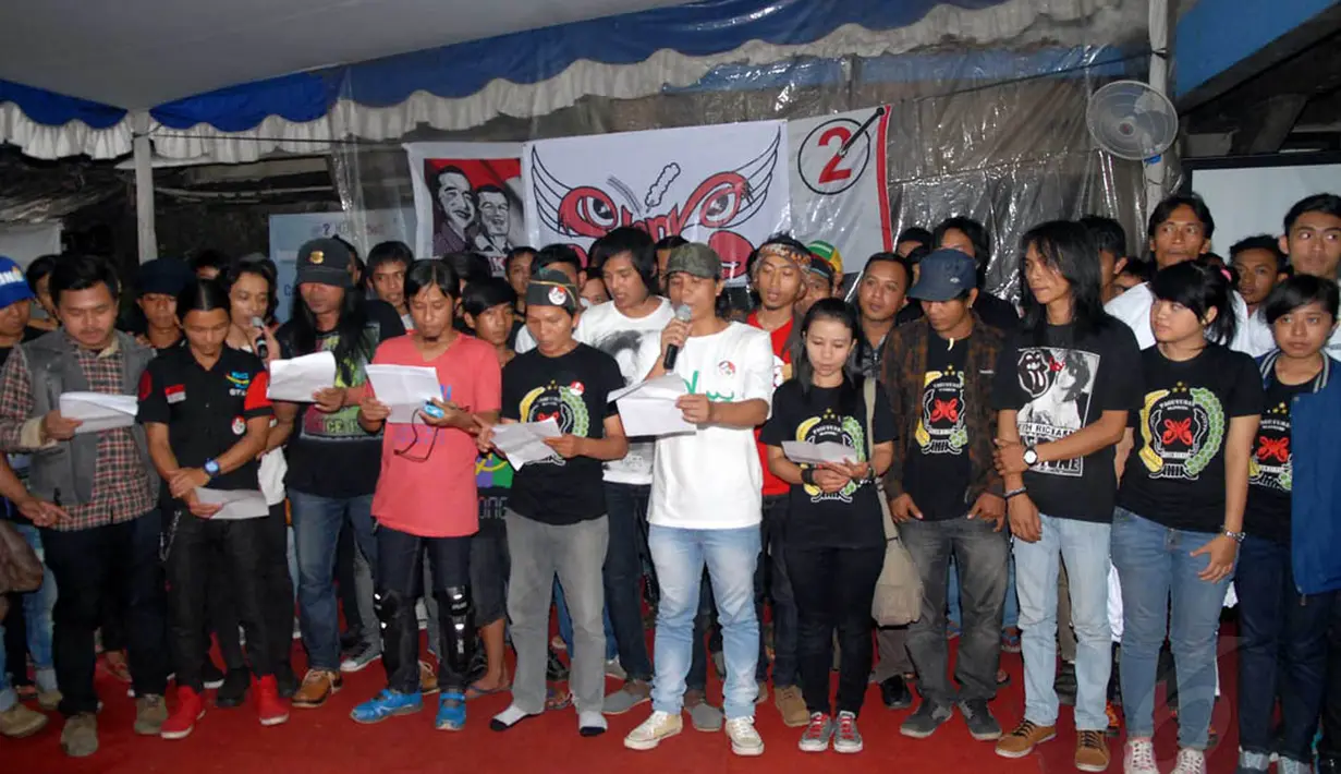 Puluhan Slankers yang mewakili setiap cabang se-Indonesia menyanyikan lagu dukungan kepada Jokowi-JK, Jakarta, Kamis (26/6/14). (Liputan6.com/Miftahul Hayat)