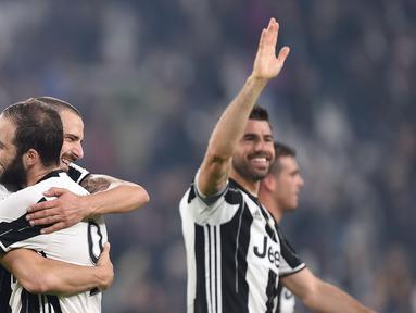 Para pemain Juventus merayakan kemenangan usai mengalahkan Napoli pada lanjutan Serie A di Juventus Stadium, Turin, Italy, (29/10/2016). (EPA/Alessandro Di Marco)