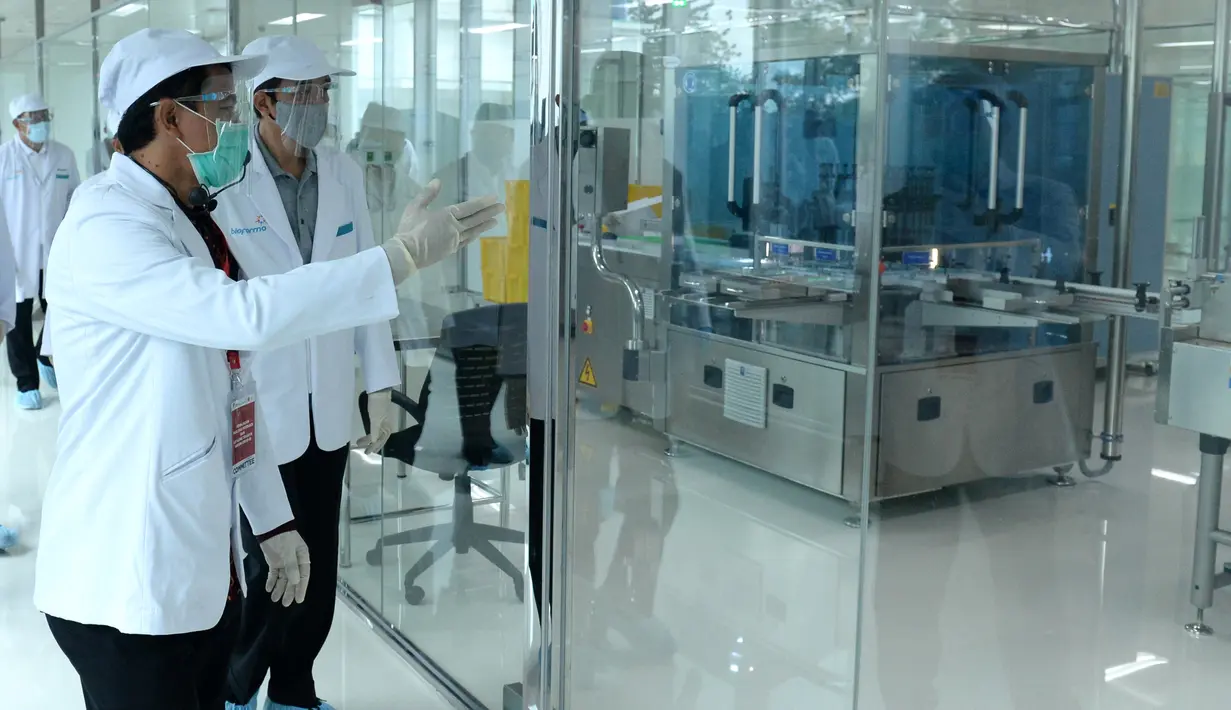 Presiden Joko Widodo atau Jokowi (kanan) meninjau fasilitas produksi dan pengemasan di PT Bio Farma, Bandung, Jawa Barat Selasa (11/8/2020).  Jokowi menggunakan pakaian lengkap penelitian untuk melihat Laboratorium Bio Farma. (Foto: Biro Pers Kepresidenan)