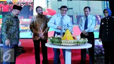 Kemenkumham Yasonna Laoly (tengah) memotong tumpeng saat peringatan hari kekayaan intelektual nasional tahun 2015, di Kemenkumham, Jakarta (30/10). Peringatan ini bertema 'Saatnya Tidak Membeli Barang Palsu dan Bajakan. (Liputan6.com/Andrian M Tunay)
