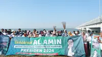 Ratusan aktivis peduli lingkungan menggelar kegiatan bebersih kawasan pantai kaki Suramadu, Minggu (18/6) pagi. Mereka tergabung dalam AL-AMIN (Aktivis Lingkungan Mendukung Gus Imin) (Istimewa)