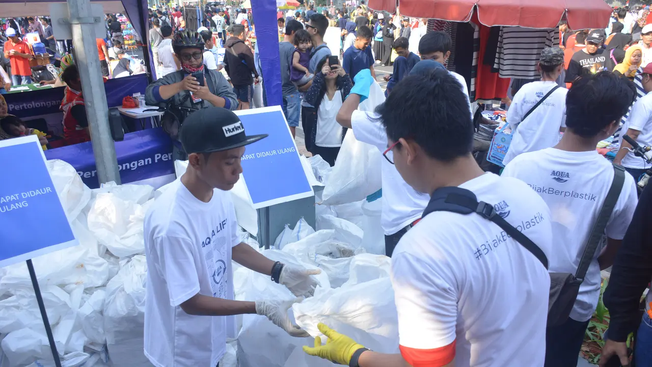 Plogging, Aksi Menjaga Lingkungan dengan Pengumpulan Botol Plastik Sambil Jogging