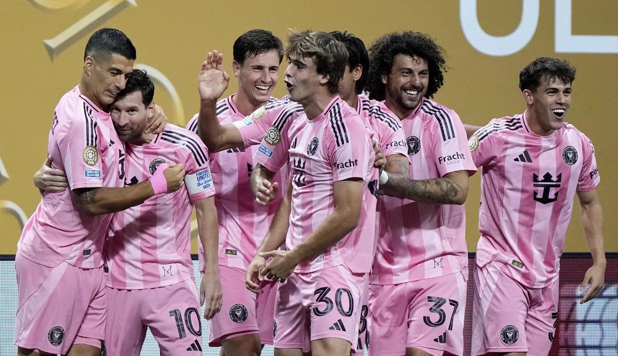 Pemain Inter Miami, Lionel Messi (kedua kiri) melakukan selebrasi bersama rekan setimnya setelah mencetak gol melalui tendangan bebas ke gawang FC Porto dalam laga Grup A Piala Dunia Antarklub 2025 di Mercedes-Benz Stadium, Atlanta, Amerika Serikat, Jumat (20/06/2025) WIB. (AP Photo/Brynn Anderson)