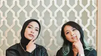 Tantri dan Chua Kotak identik dengan busana hitam sebagai musisi rock.