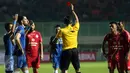 Wasit Musthofa Umarella mengeluarkan kartu merah untuk bek Persib Vladimir Vujovic dan Vendry Mofu (Semen Padang) saat laga perebutan tempat ketiga Piala Presiden 2017 di Stadion Pakansari, Kab Bogor, Sabtu (11/3). (Liputan6.com/Helmi Fithriansyah) 