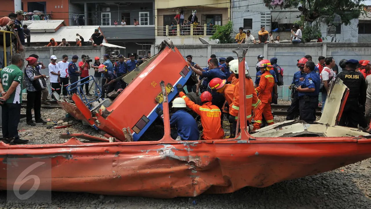 20151206-Metromini Ditabrak Kereta-Jakarta-Gempur M Surya