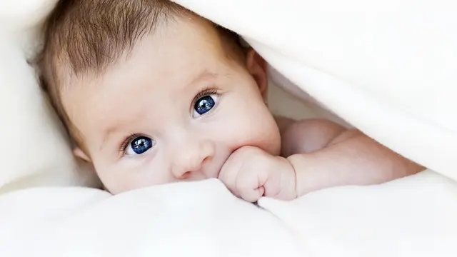 Gambar Baby Lucu dengan Mata yang Indah (sumber: iStock)