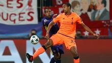 Pemain Liverpool, Joel Matip berebut bola dengan pemain Maribor, Marcos Tavares dalam lanjutan fase Grup E Liga Champions di Stadion Ljudski Maribor, Selasa (17/10). The Reds memetik kemenangan telak dengan skor meyakinkan 7-0. (AP/Darko Bandic)