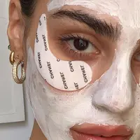 Deretan masker mata yang mampu atasi mata panda. (Foto: Instagram/ Glamour)